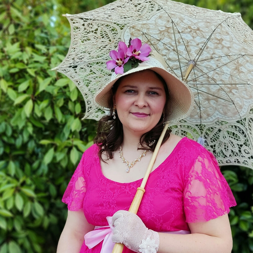 Autorin Melissa David im pinken Regency-Kleid mit Schirm